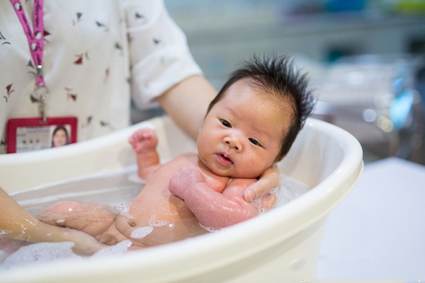 cách tắm cho trẻ sơ sinh
