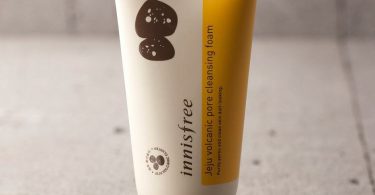 Innisfree Jeju Volcanic pore Cleansing Foam